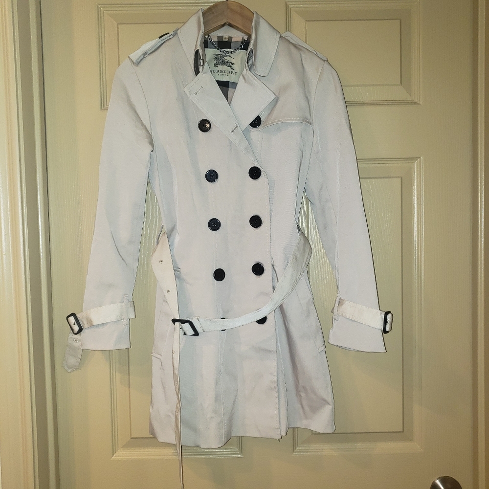 COPY - Burberry London trenchant. Small. Wardrobe staple
